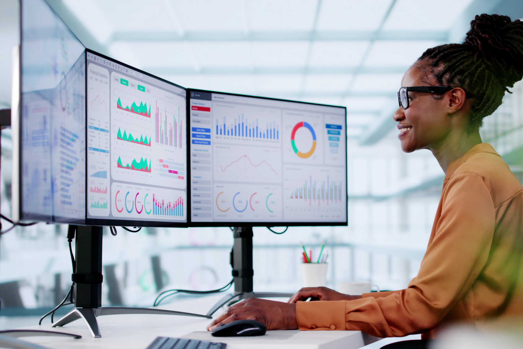 woman-looking-at-commercial-auto-insurance-market-trends-on-computer