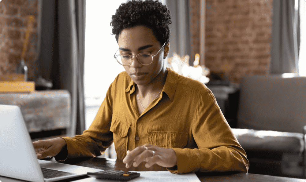 image-of-woman-budgeting-for-employee-driver-screening image-of-woman-budgeting-for-employee-driver-screening