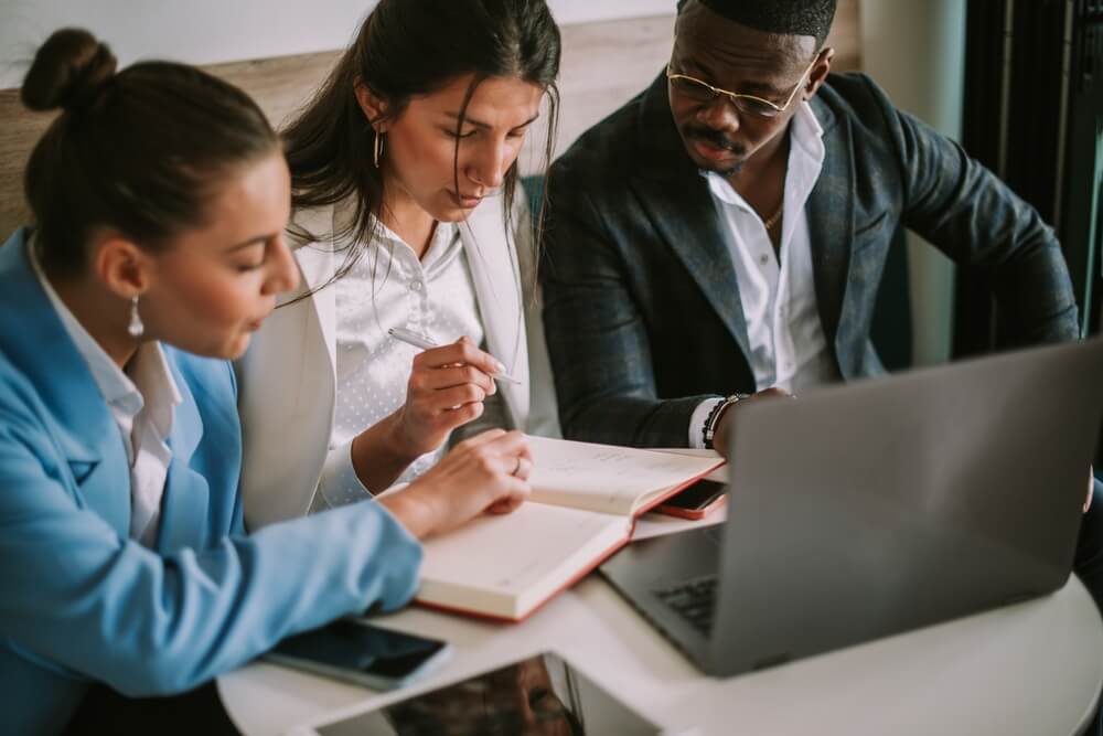 team-meeting-to-address-commercial-auto-insurance-trends